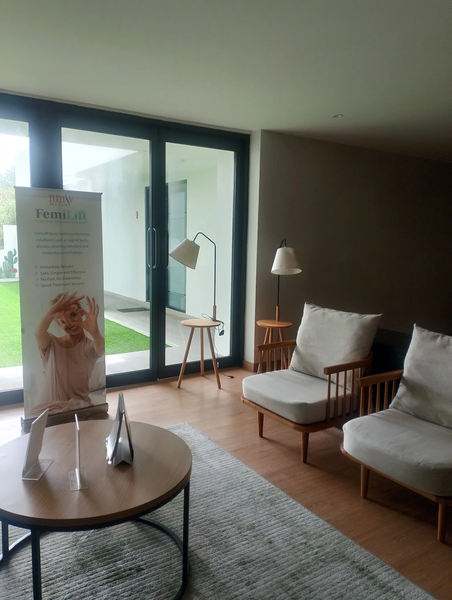 Ground-floor lobby and waiting area with modern leather-and-wood chairs